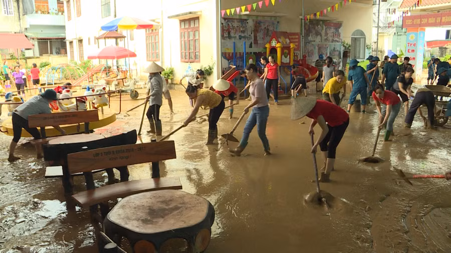 Các lực lượng cùng hỗ trợ nhà trường dọn dẹp.