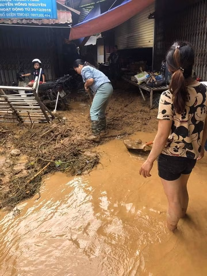 Người dân khắc phục dọn dẹp sau mưa lớn.