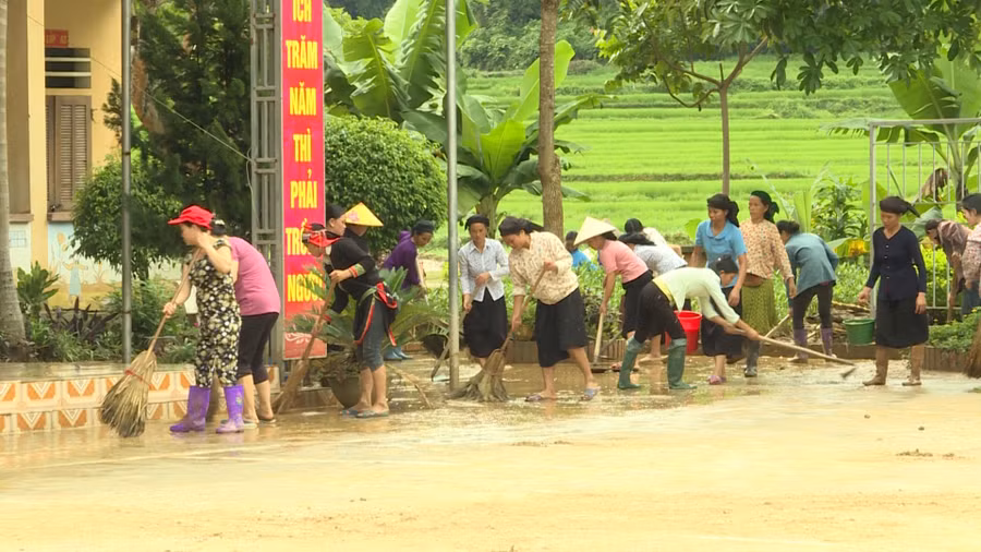 Nhân dân cùng hỗ trợ dọn dẹp.