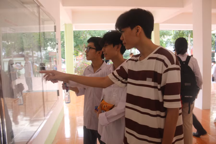 Các thí sinh vui vẻ sau khi kết thúc môn thi Ngữ Văn đầu tiên. Các thí sinh vui vẻ sau khi kết thúc môn thi Ngữ Văn đầu tiên.