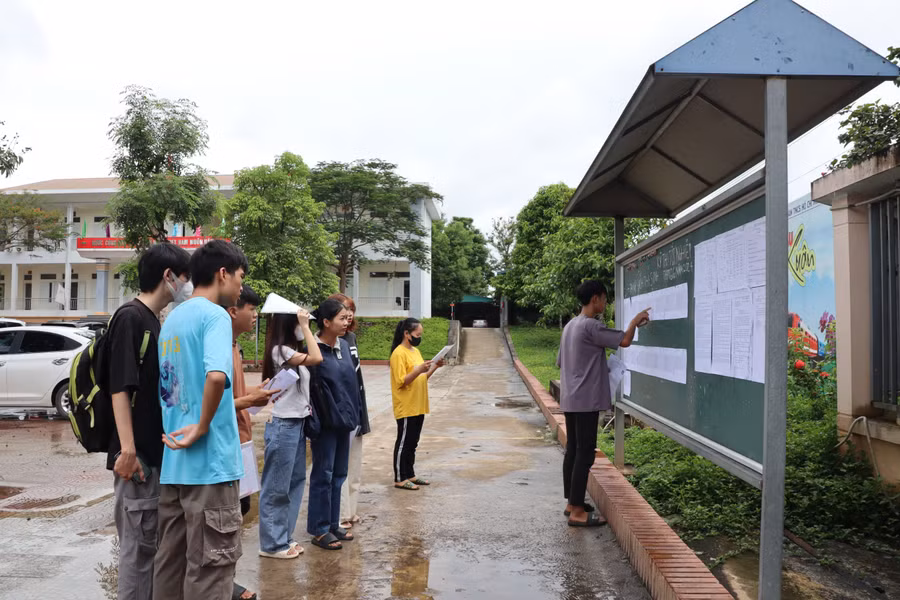 Các sĩ tử đến điểm thi từ rất sớm.