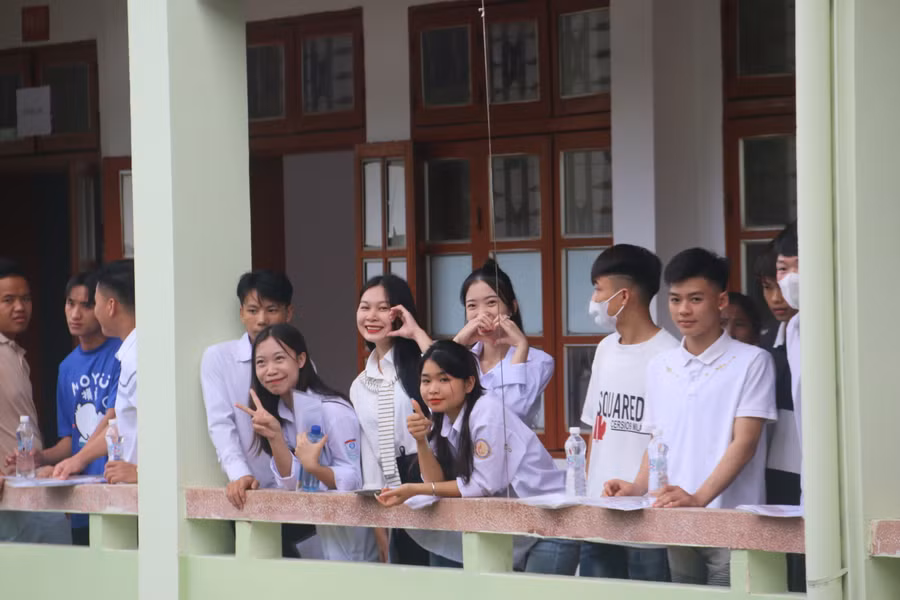 Học sinh trường THPT Chiềng Sinh cười vui vẻ sau khi kết thúc môn thi Ngữ Văn. Học sinh trường THPT Chiềng Sinh cười vui vẻ sau khi kết thúc môn thi Ngữ Văn.