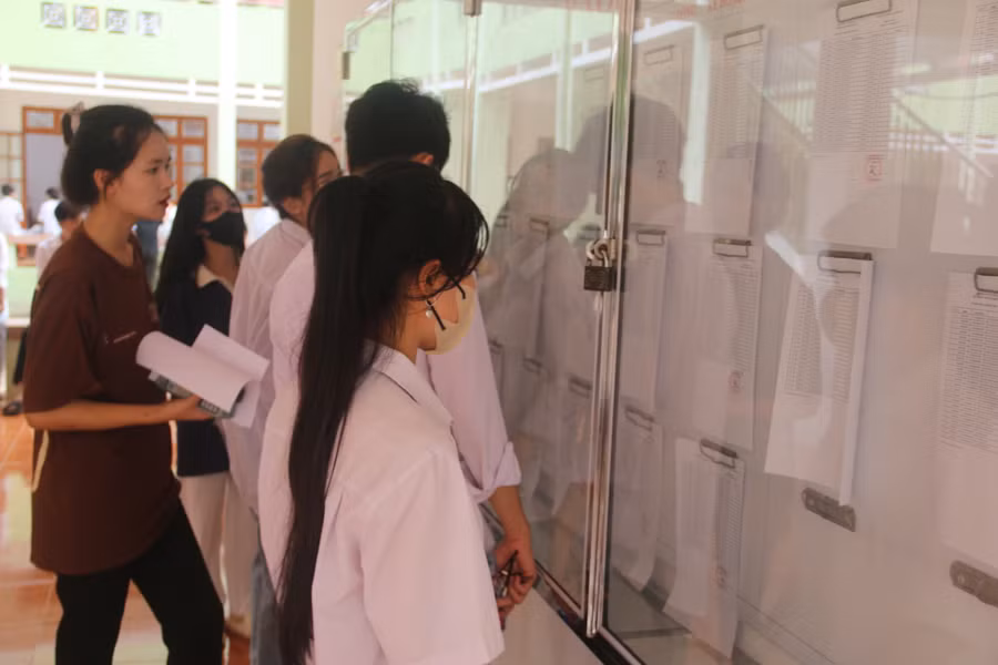 Học sinh xem danh sách phòng thi.
