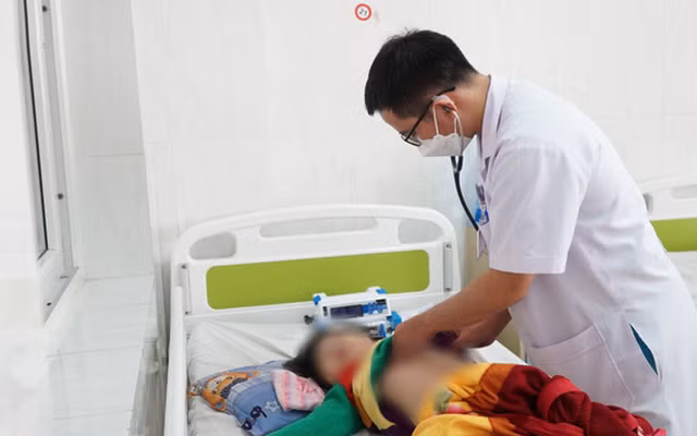 Nếu không điều trị đúng cách, nhiễm trùng lan xuống đường hô hấp dưới gây viêm phế quản, viêm phổi với nhiều biến chứng nguy hiểm. Ảnh minh họa