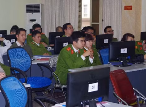 Cán bộ chiến sỹ Phòng PC50 trong một buổi phổ biến kiến thức đấu tranh với tội phạm công nghệ cao.