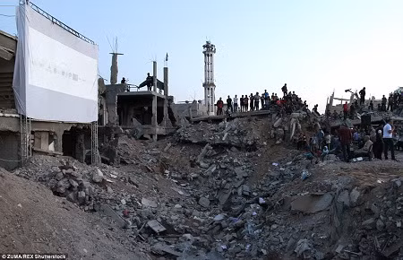 LHP Nhân quyền Karama-Gaza có thảm đỏ chạy qua những tòa nhà đã bị sụp đổ ở Dải Gaza.