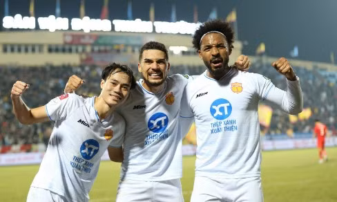 Cầu thủ CLB Nam Định ăn mừng chiến 5-2 trước CLB Thanh Hoá ở vòng 21 V.League 2023-2024. Cầu thủ CLB Nam Định ăn mừng chiến 5-2 trước CLB Thanh Hoá ở vòng 21 V.League 2023-2024.