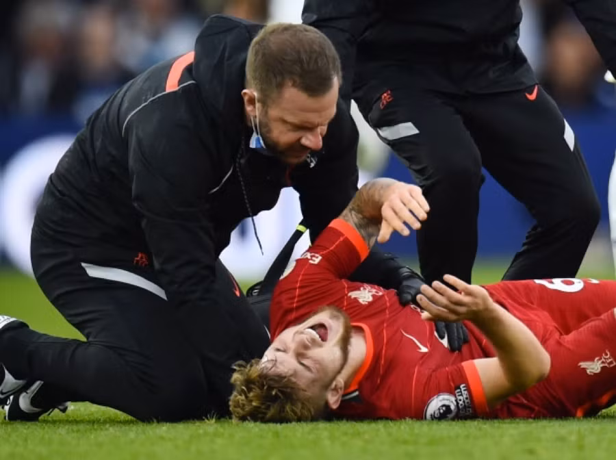 Harvey Elliott vỡ mắt cá trong trận đấu của Liverpool với Leeds thuộc vòng 4 Ngoại hạng Anh.