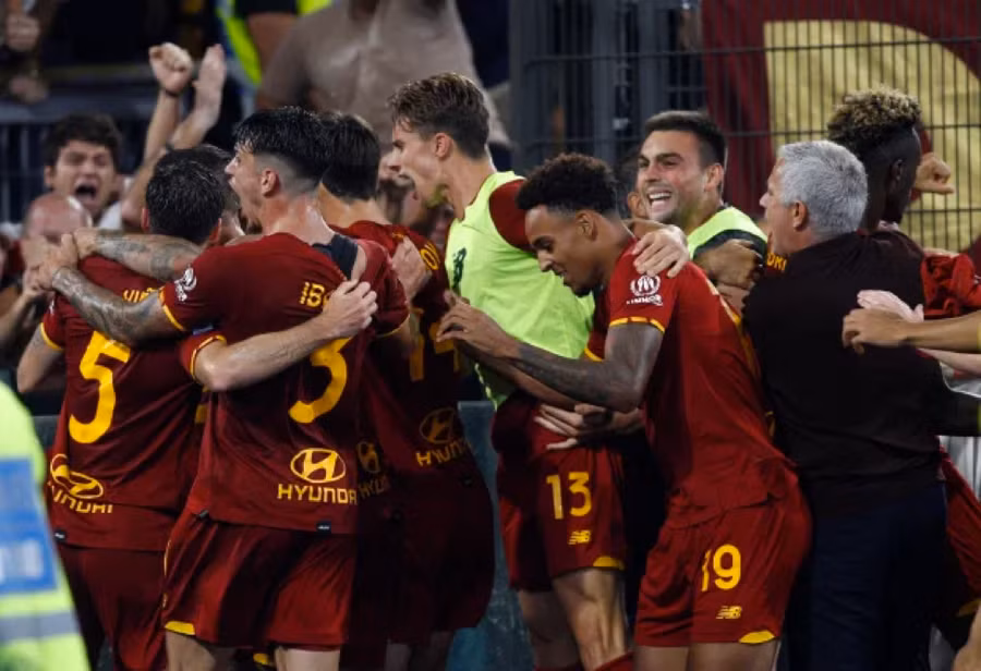 Mourinho ăn mừng cuồng nhiệt cùng các học trò.