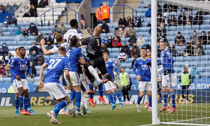 Thủ môn Schmeichel đấm bóng về lưới nhà khiến Leicester chỉ có thể dự Europa League.