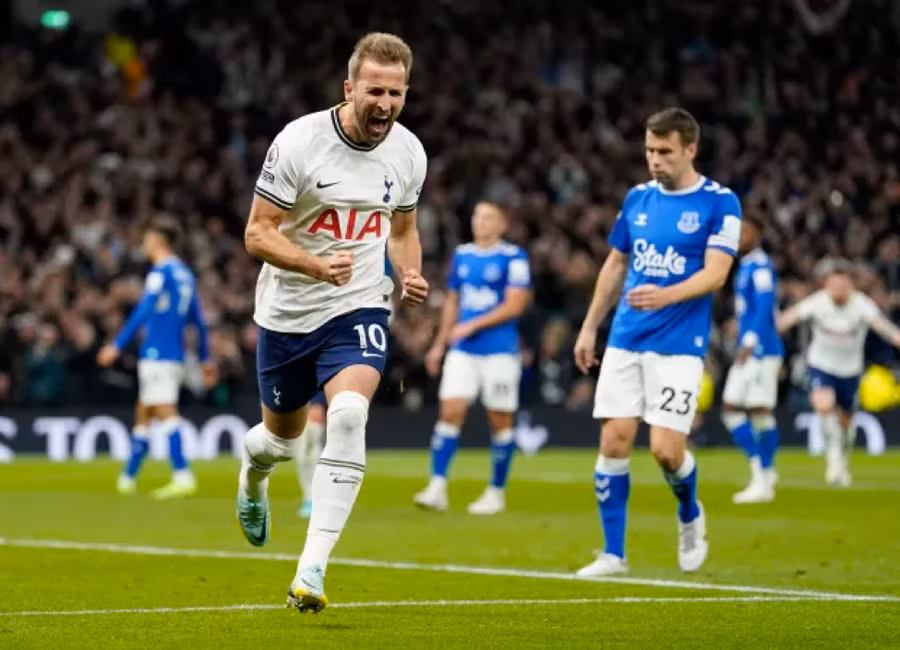 Kane ghi bàn trong lần ra sân thứ 400 cho Tottenham.