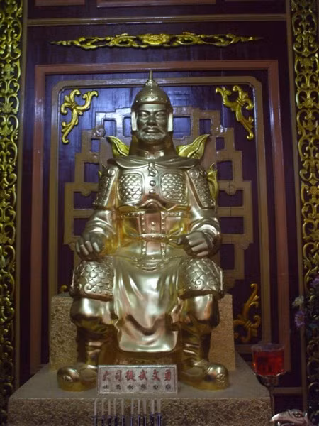 Tượng thờ Đại tư đồ Vũ Văn Dũng.