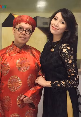 hoa si thanh chuong xung xinh ao dai don tet cung gia dinh o viet phu hinh 5