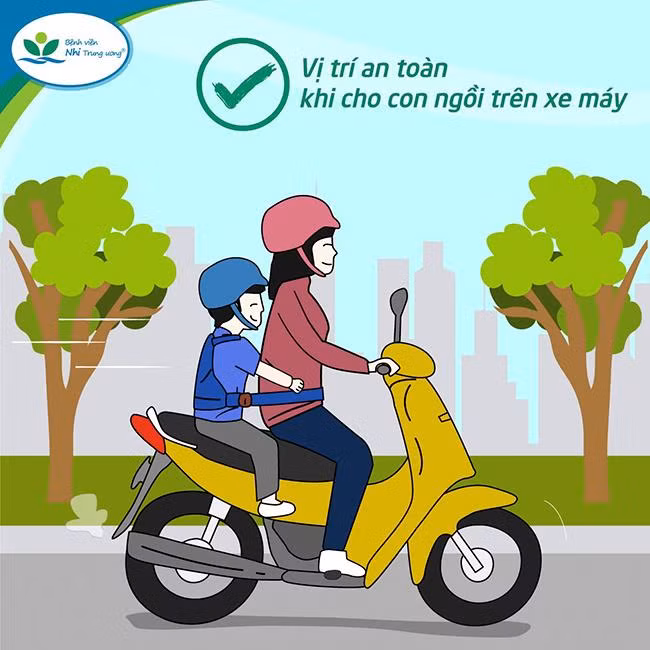 Vị trí an toàn khi cho trẻ ngồi xe máy. Ảnh: BVCC.