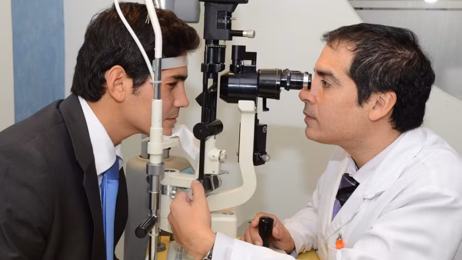 Giáo viên là nghề có khả năng cao mắc các bệnh về mắt. Ảnh minh họa