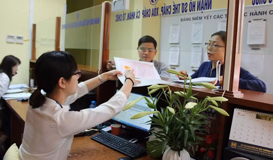 Cán bộ Văn phòng Đăng ký đất đai Hà Nội tiếp nhận thủ tục tại bộ phận một cửa. Ảnh: Báo Kinh tế đô thị.