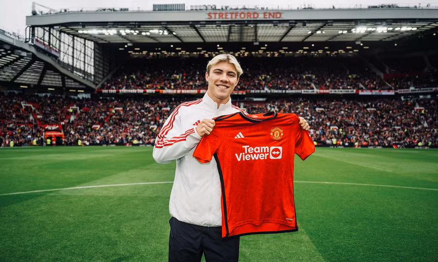 Tiền đạo Rasmus Hojlund ra mắt Man Utd.