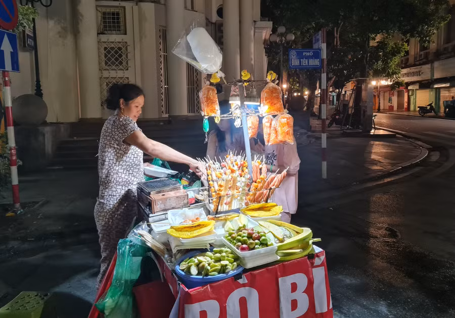 Chị Hiền vẫn ngày ngày cùng xe cá viên chiên rong ruổi trên khắp nẻo đường với mong muốn tăng thêm thu nhập. Chị Hiền vẫn ngày ngày cùng xe cá viên chiên rong ruổi trên khắp nẻo đường với mong muốn tăng thêm thu nhập.