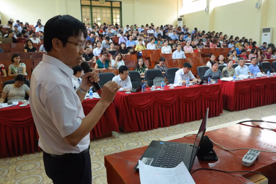 Các giảng viên trình bày báo cáo khoa học tại hội thảo. Ảnh Việt Hà Các giảng viên trình bày báo cáo khoa học tại hội thảo. Ảnh Việt Hà