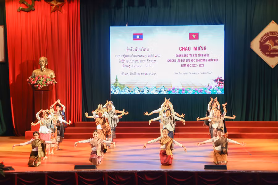 Tiết mục văn nghệ chào mừng đoàn lưu học sinh Lào sang học tập.