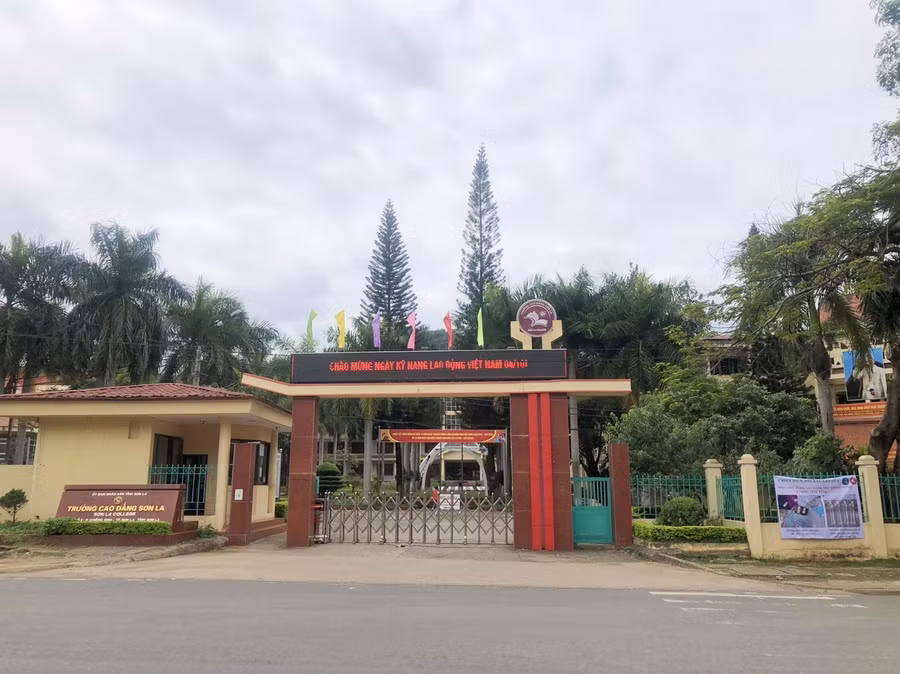 Trường Cao đẳng Sơn La toạ lạc tại phường Chiềng Sinh, TP. Sơn La.