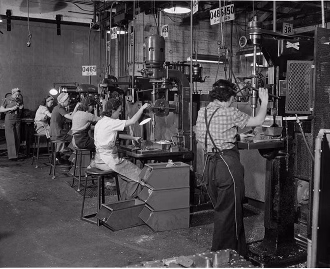 Hoạt động bên trong nhà máy sản xuất phi cơ West Coast, tháng 5/1942. Ảnh: National Archives Nữ công nhân làm việc tại nhà máy sản xuất phi cơ West Coast, tháng 5/1942.