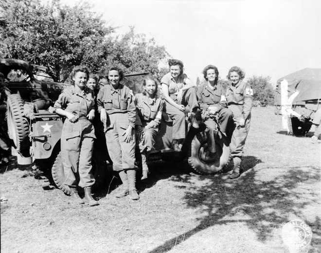 Nhóm nữ y tá Mỹ tại Pháp ngày 12/8/1944. Ảnh: National Archives Các nữ y tá Mỹ tới Pháp sau 3 năm làm việc tại một số bệnh viện ở Anh và Hy Lạp. Ảnh chụp ngày 12/8/1944.