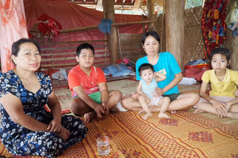 Cô Lê Thị Thanh đến thăm hỏi, động viên em La Văn Quân xa gia đình ra ở nhà anh chị họ để đi học.