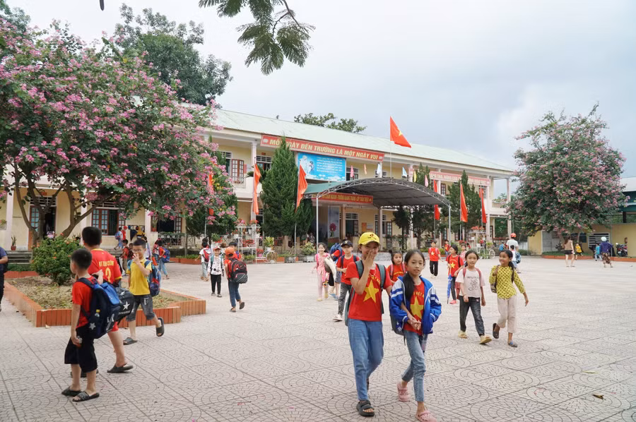 Học sinh tại điểm chính Trường Tiểu học Châu Khê (huyện Con Cuông, Nghệ An) giờ tan học.