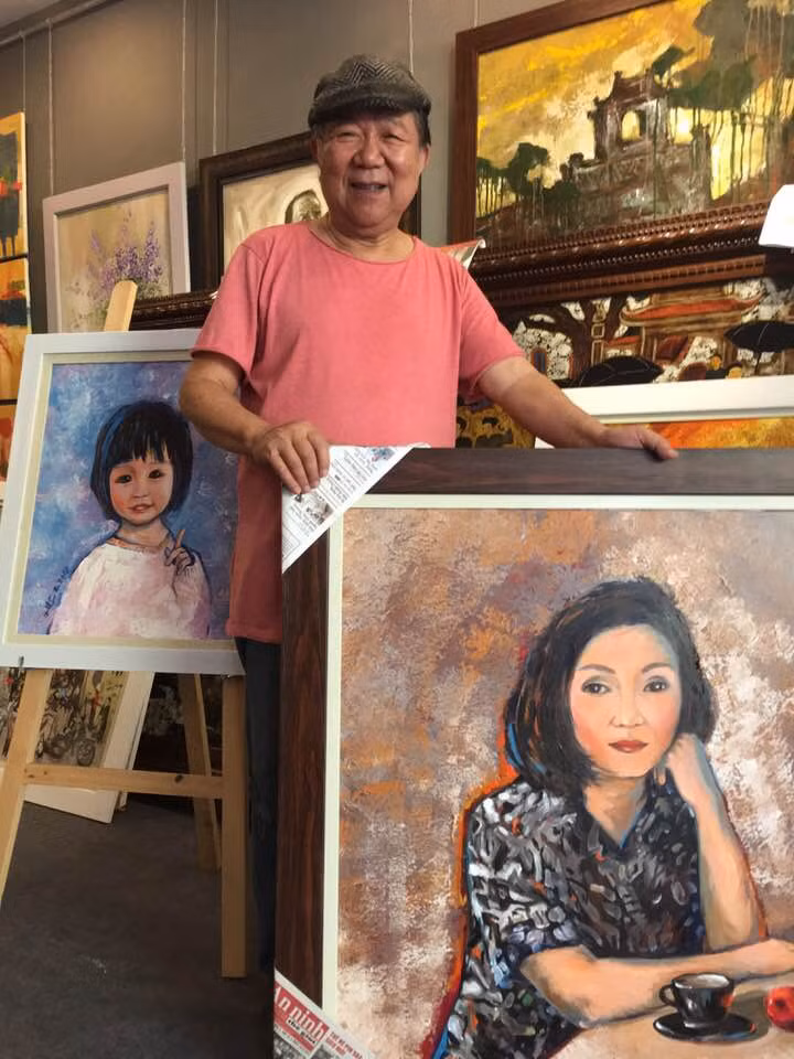 Họa sĩ, NSND Doãn Châu bên giá vẽ.