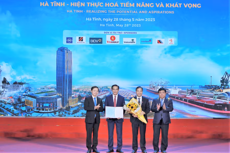 Phó thủ tướng Chính phủ Trần Hồng Hà và Bộ trưởng Bộ KH&ĐT Nguyễn Chí Dũng trao quyết định phê duyệt Quy hoạch tỉnh, tặng hoa chúc mừng Hà Tĩnh. 