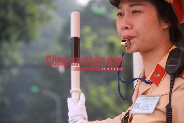 Chiến sĩ Vũ Thị Trang, Đội CSGT số 2, đang làm nhiệm vụ tại nút giao Tôn Đức Thắng – Nguyễn Thái Học.