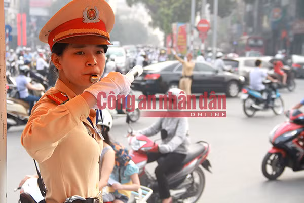 Thượng sĩ Hà Vũ Khánh Linh, Đội CSGT số 2 đang làm nhiệm vụ trên đường Kim Mã.