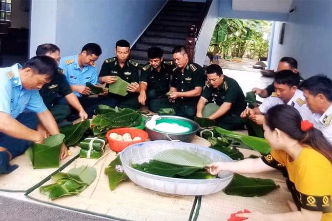 Quân và dân cùng gói bánh chưng đón Tết tại đồn Biên phòng Trường Sa Quân và dân cùng gói bánh chưng đón Tết tại đồn Biên phòng Trường Sa