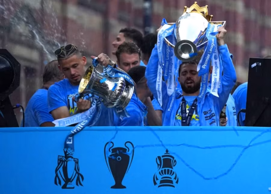 Biển người xuống đường mừng Man City đoạt cú ăn ba vĩ đại ảnh 5
