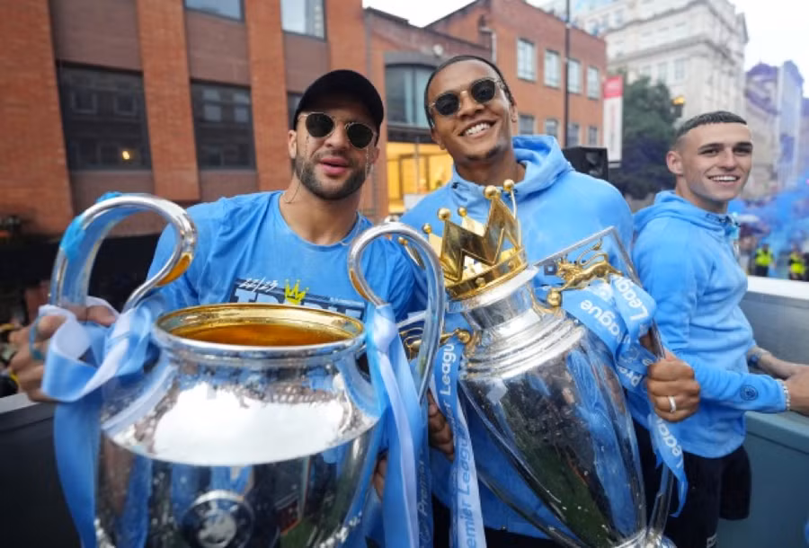 Biển người xuống đường mừng Man City đoạt cú ăn ba vĩ đại ảnh 17