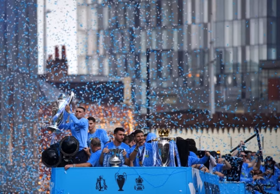 Khung cảnh đường phố với các cầu thủ Man City tỏ ra thích thú.