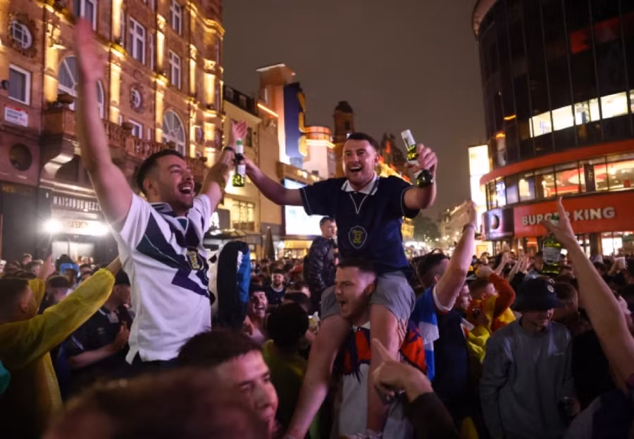 Hàng ngàn cổ động viên Scotland hát hò nhảy múa.