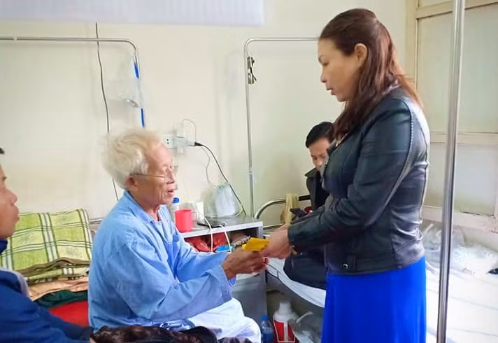 Trao tặng quà Tết cho bệnh nhân ung thư