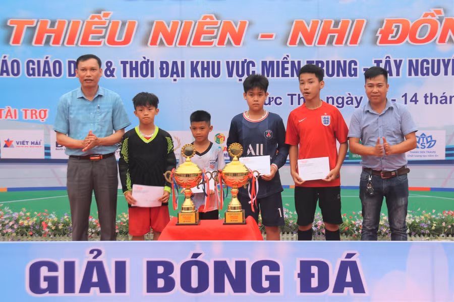Ban tổ chức trao quà cho các cầu thủ xuất sắc của giải đấu.