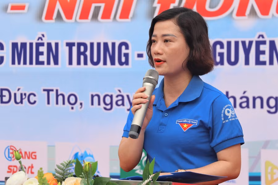 Bà Lê Thị Huyền Trang - Bí thư Huyện đoàn Đức Thọ phát biểu tại Lễ bế mạc giải đấu.