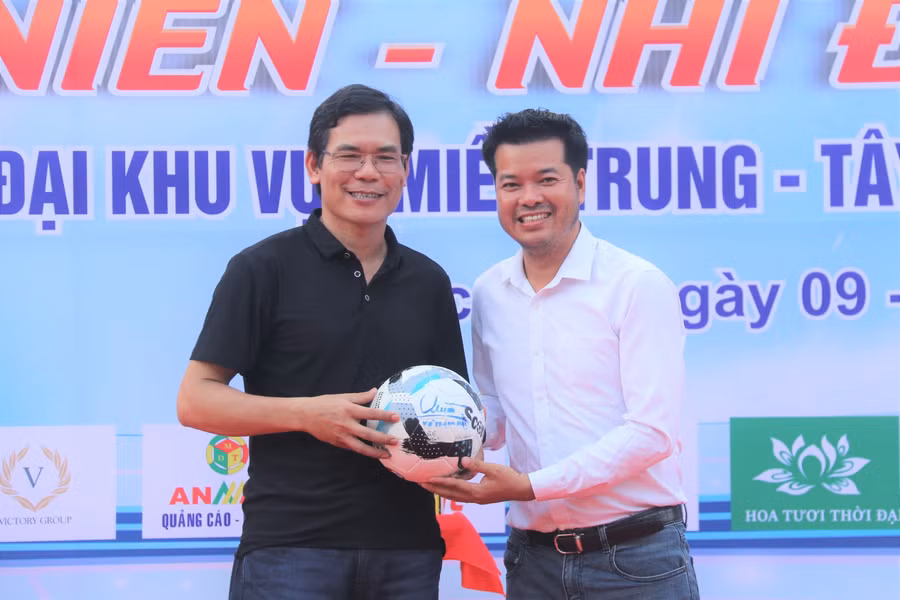 Nhà báo Nguyễn Văn Dũng - Trưởng VP đại diện Báo GD&amp;TĐ khu vực MT-TN trao bóng có chữ ký của Chủ tịch UBND tỉnh Hà Tĩnh Võ Trọng Hải đến Ban tổ chức giải đấu.