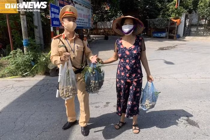 Người dân nấu ăn miễn phí, tặng hoa quả các chiến sĩ nơi tuyến đầu chống dịch tại các chốt kiểm soát dịch bệnh Covid-19 nơi cửa ngõ Thủ đô. Nguồn: VTC.