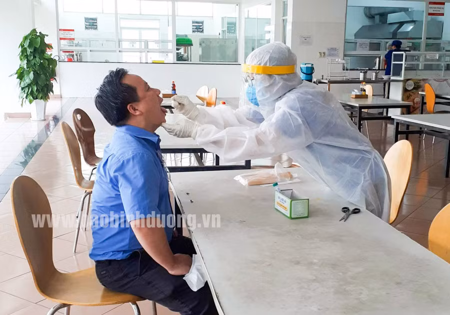 Lấy mẫu xét nghiệm cho người lao động ở công ty có nguy cơ cao tại TX.Bến Cát. Nguồn: Báo Bình Dương.