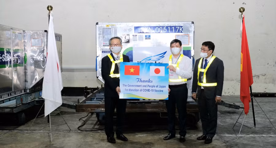 GS.TS Nguyễn Thanh Long- Bộ trưởng Bộ Y tế tiếp nhận lô vắc xin phòng Covid-19 của Chính phủ Nhật Bản trao tặng cho Việt Nam từ Ngài Đại sứ Nhật Bản tại Việt Nam. Ảnh: BYT.