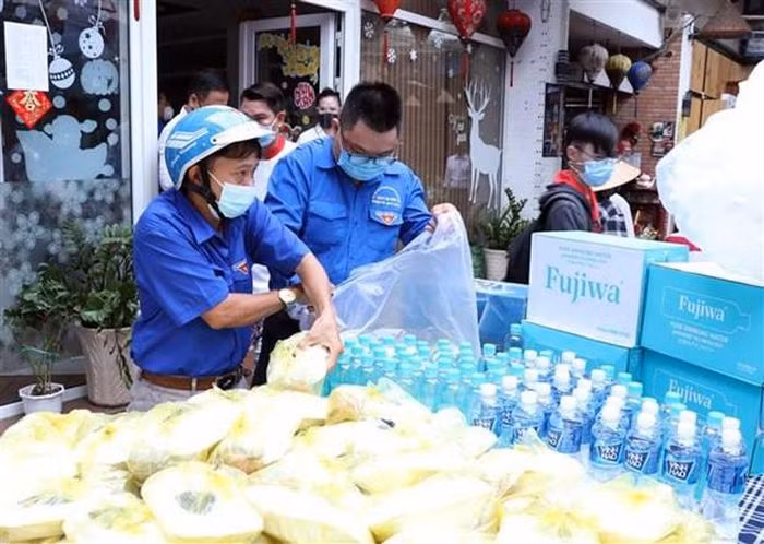 Hàng trăm suất cơm được giao cho đoàn viên thanh niên chuyển tới các khu cách ly, các điểm chốt trực khu phong tỏa trên địa bàn quận Tân Bình, TP Hồ Chí Minh. Nguồn: TTXVN.