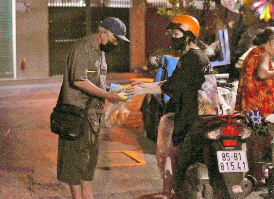 Đêm xuống, nhóm tình nguyện Đêm Sài Gòn lại đem quà đi phát tặng người nghèo, người vô gia cư. Mỗi đêm, nhóm chia nhau chở 1.000 phần quà đi phát cho người cần. Nguồn: VNN.