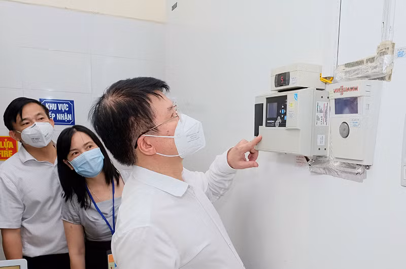 Thứ trưởng Trương Quốc Cường kiểm tra kho lạnh bảo quản vắc xin của CDC TP Hà Nội. Ảnh: Trần Minh.