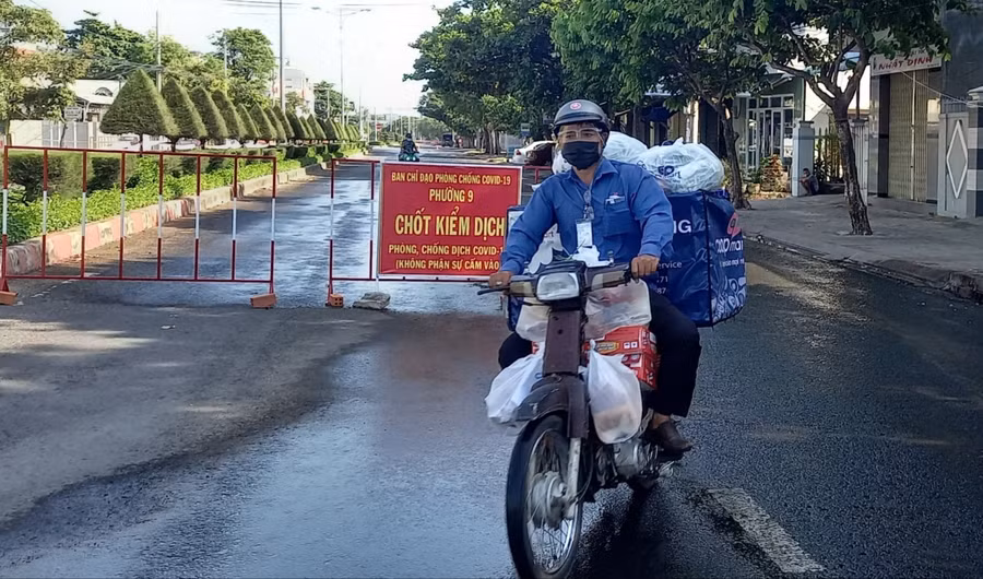 Đưa lương thực thực phẩm vào một khu vực phong tỏa ở phường 9, TP Tuy Hòa. Nguồn: Báo Phú Yên.