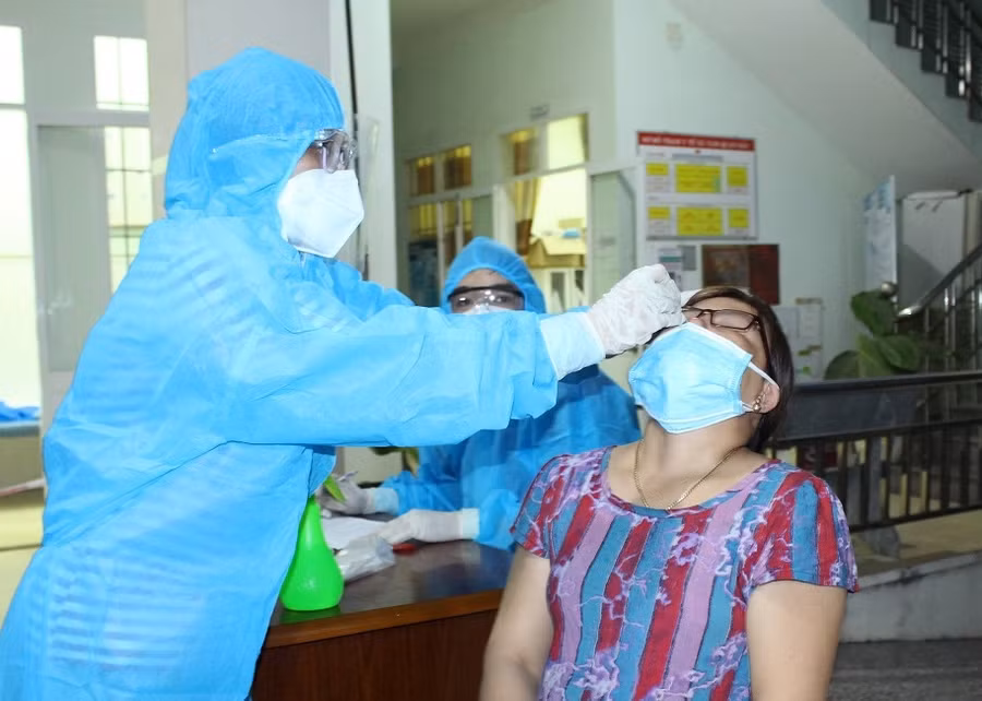Nhân viên y tế lấy mẫu xét nghiệm test nhanh Covid-19 tại thị xã Hoài Nhơn. Nguồn: CTTĐT Bình Định
